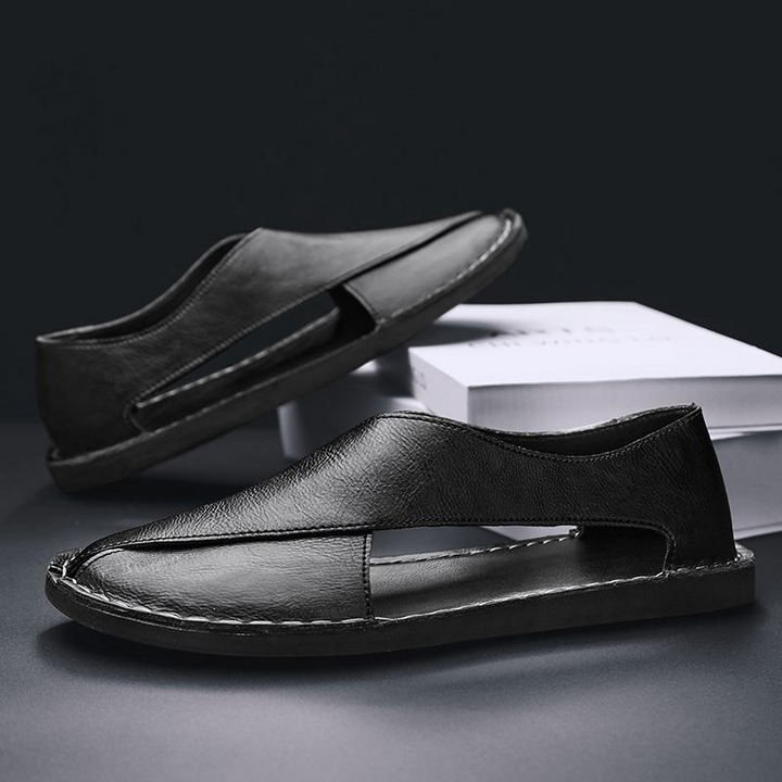 Robuste flache Sohle des Herren Slip-On Slippers, komfortabler Freizeitschuh für aktive Männer.
