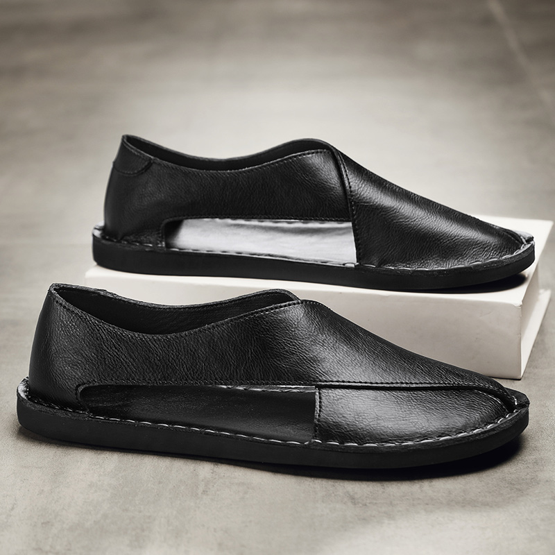Stylische Herren Slipper mit dekorativen Ausschnitten, perfekt als Sommerschuh und Alltagsschuh.