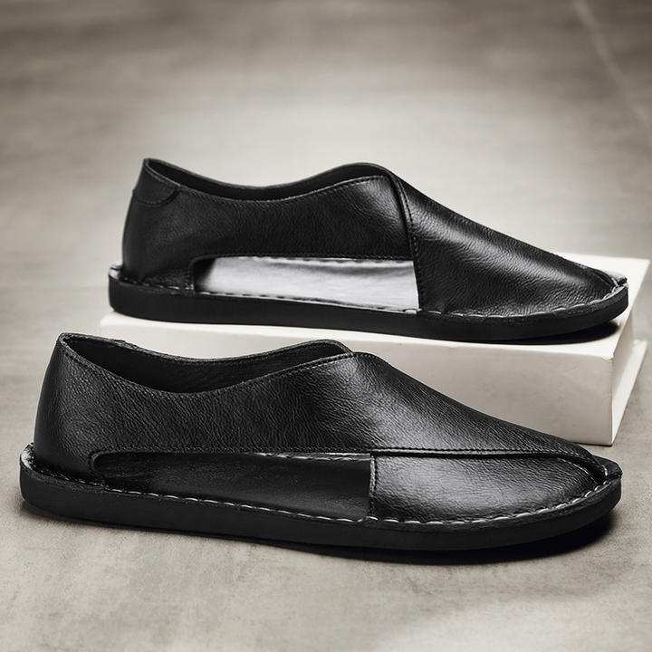 Stylische Herren Slipper mit dekorativen Ausschnitten, perfekt als Sommerschuh und Alltagsschuh.