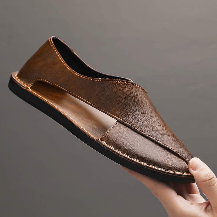 Trendige Herrenmode: Stilvolle Slip-On Slipper mit Ausschnitten, bequeme Freizeitschuhe für den Herrn.