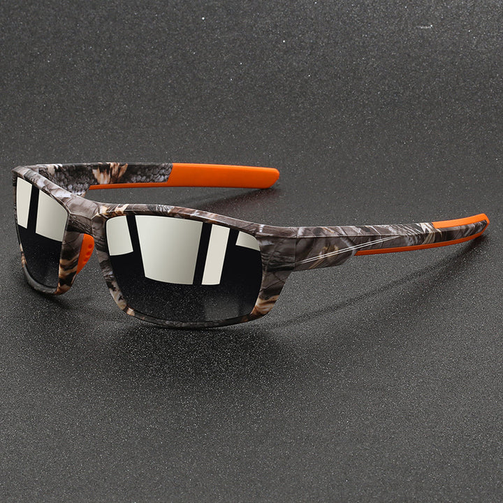 Aktiver Mann trägt Sport-Sonnenbrille beim Outdoor-Sport; UV-Schutz & polarisierte Sicht.