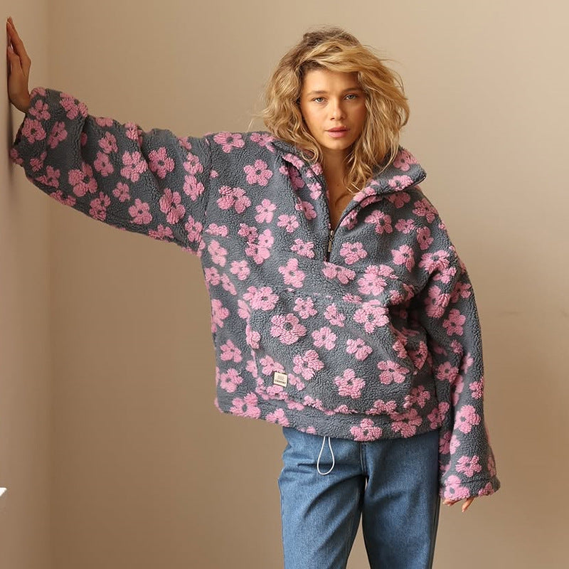 Bequemer Damenpullover mit floralem Herbstmuster. Langarm-Oberteil, ideal für Freizeit & Eleganz.