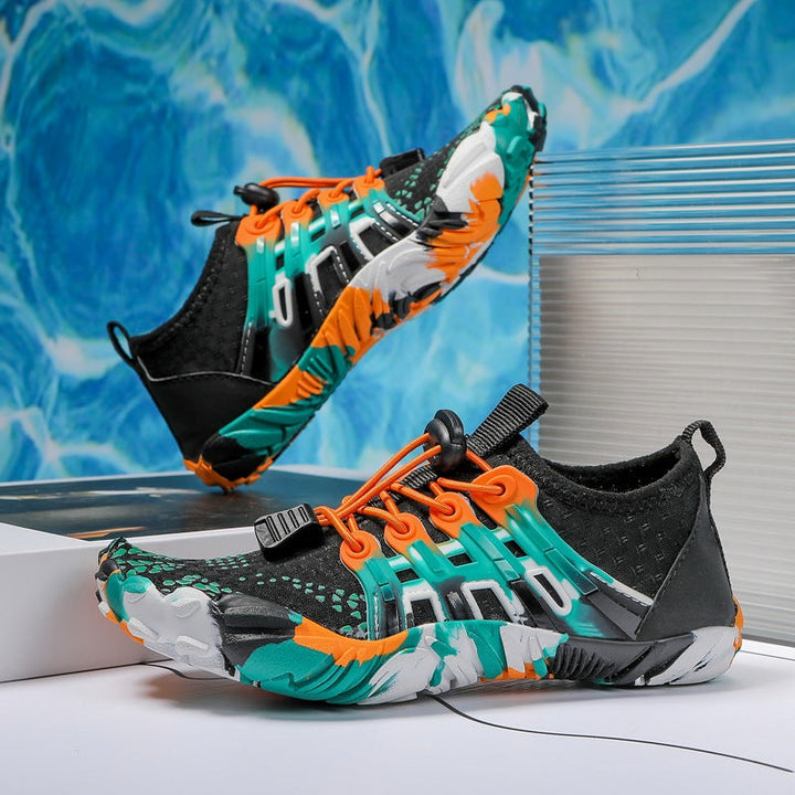 Zwei Paar Herren Barfuß-Wasserschuhe in verschiedenen Farben, ideal für den Outdoor-Wassersport.