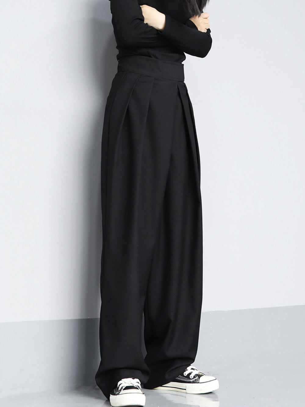 Bequeme Damenhose in Schwarz mit verstellbarem Klettverschlussbund. Weite Alltagshose, ideal für Freizeit und Komfort.