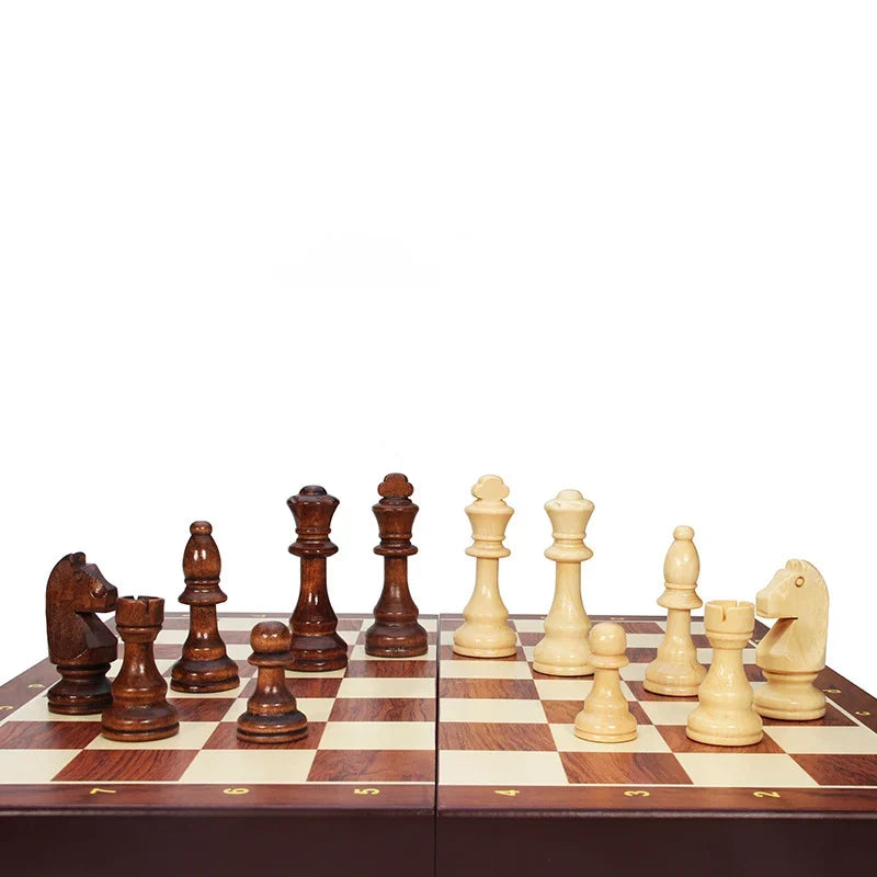 Faltbares Massivholz Schachbrett mit detailreichen Holzfiguren. Perfektes Strategiespiel für Kinder & Gehirnjogging.