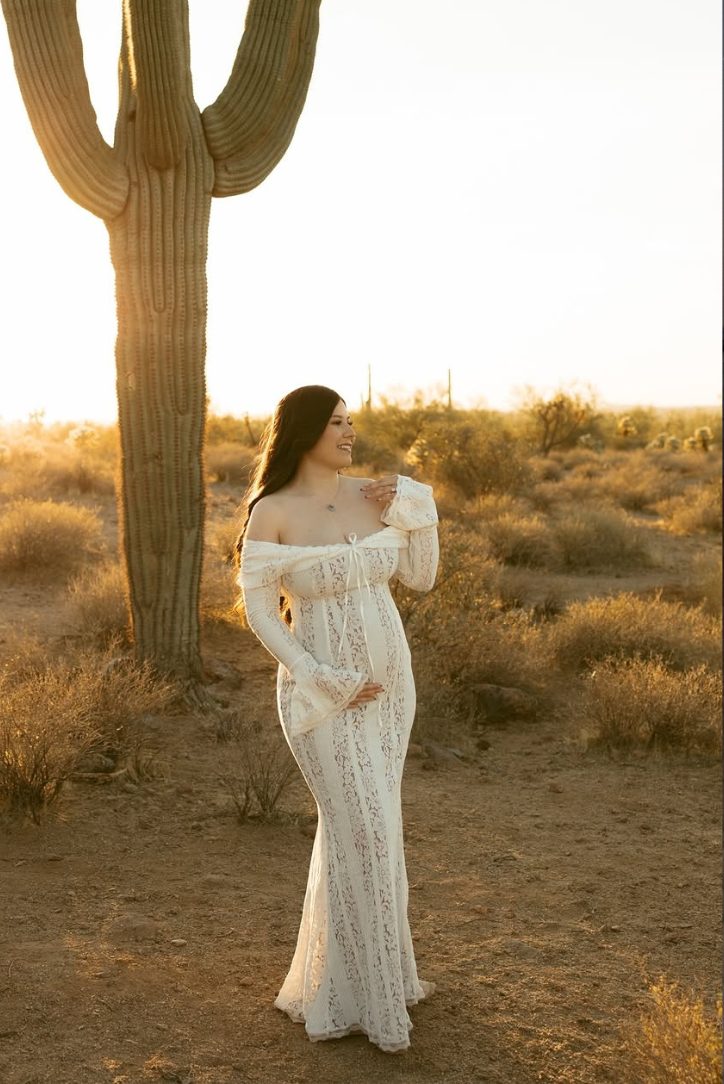 Romantisches Elfenbein Maxikleid für Damen. Figurschmeichelndes, elegantes Abendkleid für unvergessliche Momente.