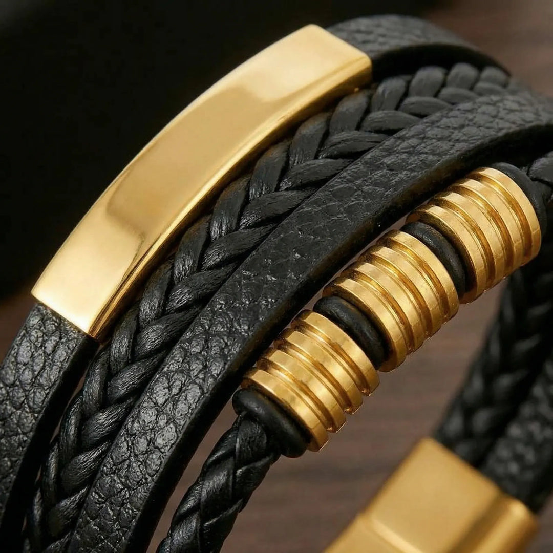 Stylisches Herrenarmband im Vintage-Look, geflochtenes schwarzes Leder, mehrschichtiges Design.