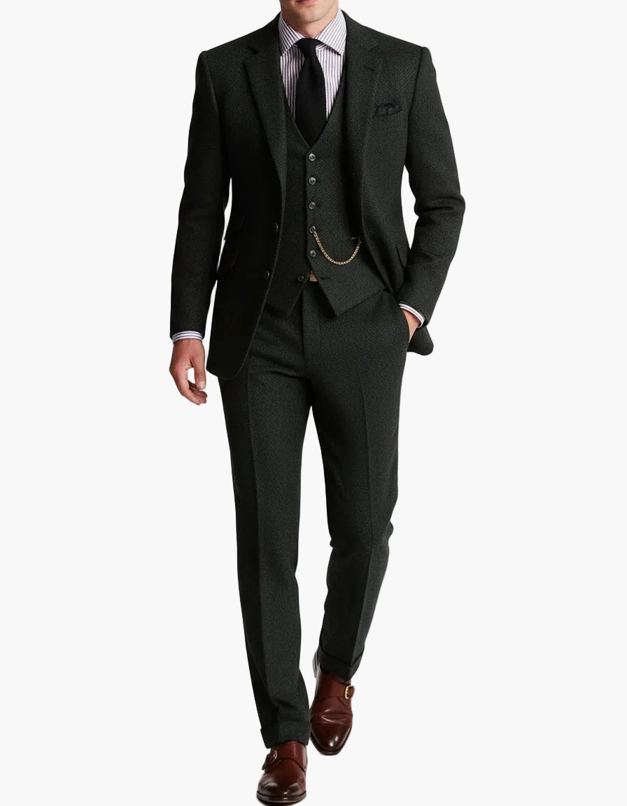 Zeitloser Vintage Stil Herren Dreiteiler Anzug. Festlicher Businessanzug mit Weste für elegante Männer.
