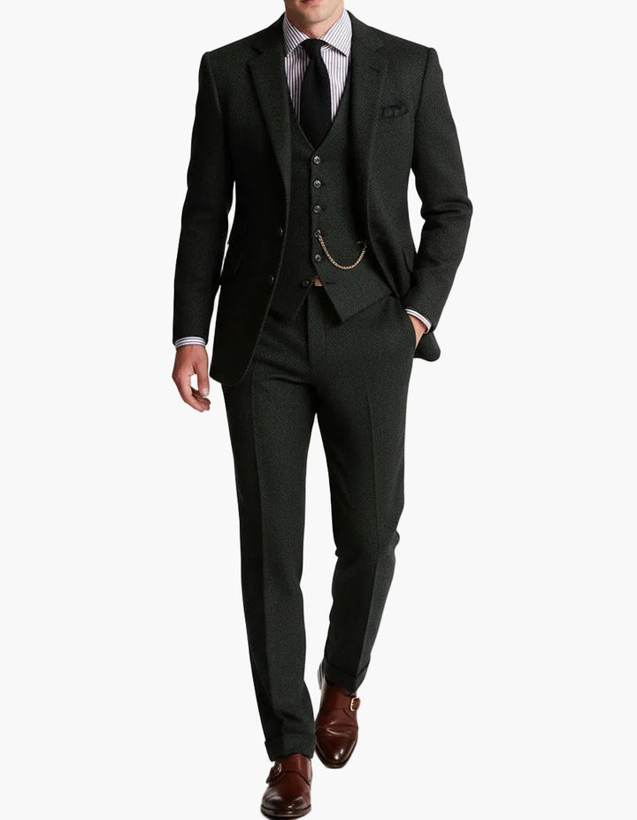 Zeitloser Vintage Stil Herren Dreiteiler Anzug. Festlicher Businessanzug mit Weste für elegante Männer.
