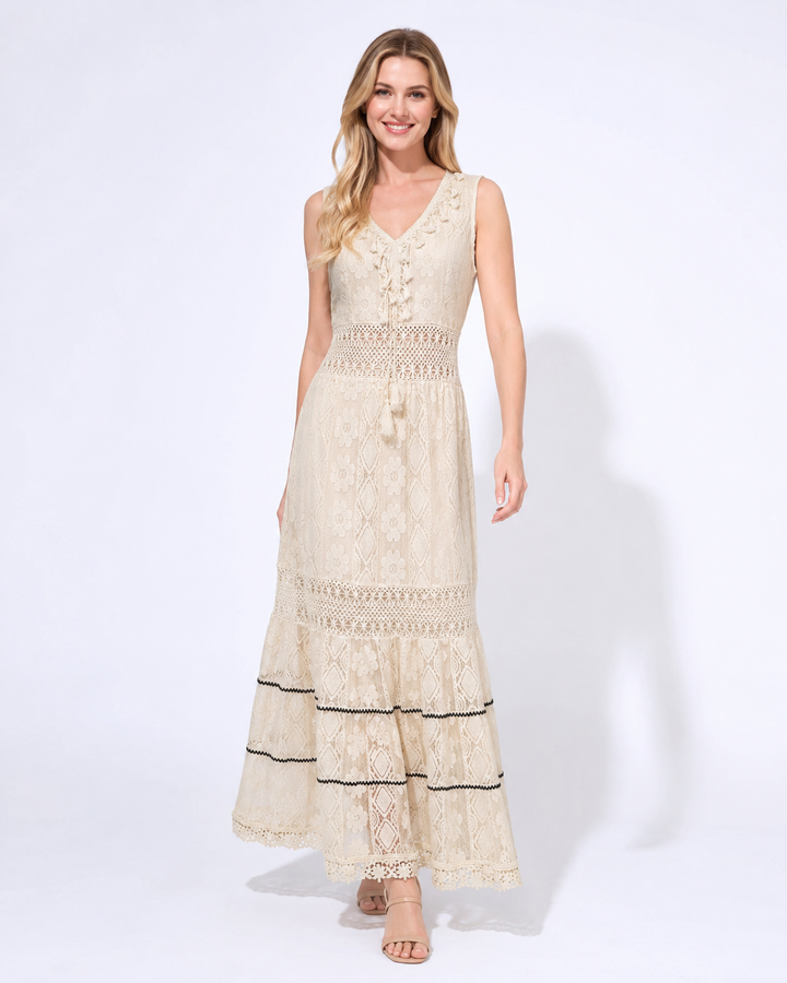 Elegantes Damen Boho Maxikleid in Weiß für den Sommer, ideal für feminine Freizeitlooks und mühelose Eleganz.