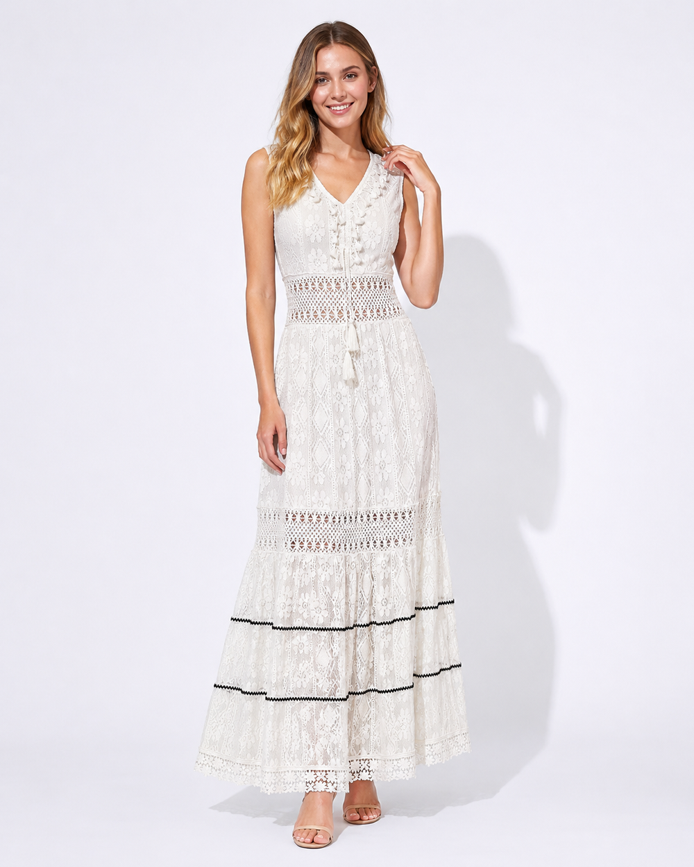 Feminines Boho Sommerkleid in Aprikose, ein elegantes Damenkleid für entspannte Freizeit-Outfits im Sommer.