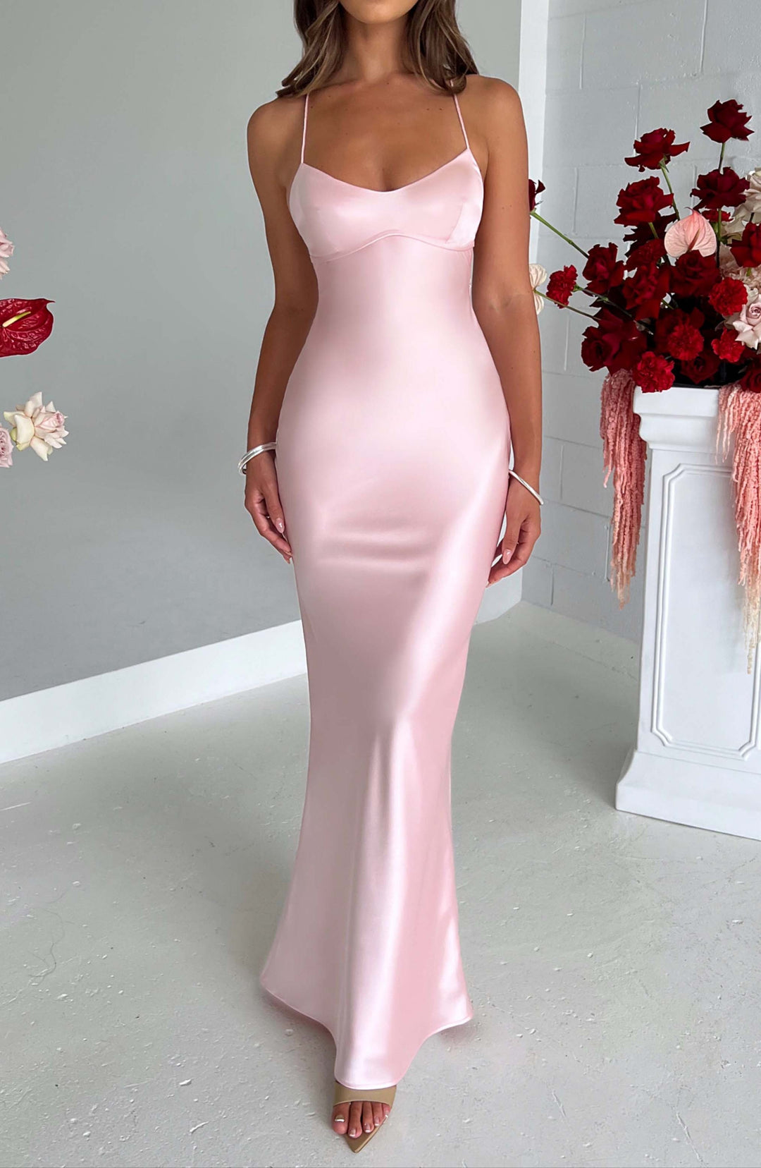 Elegantes, bodenlanges Damen Maxikleid in Blush für glamouröse Abendgarderobe & besondere Anlässe, wie Hochzeiten.
