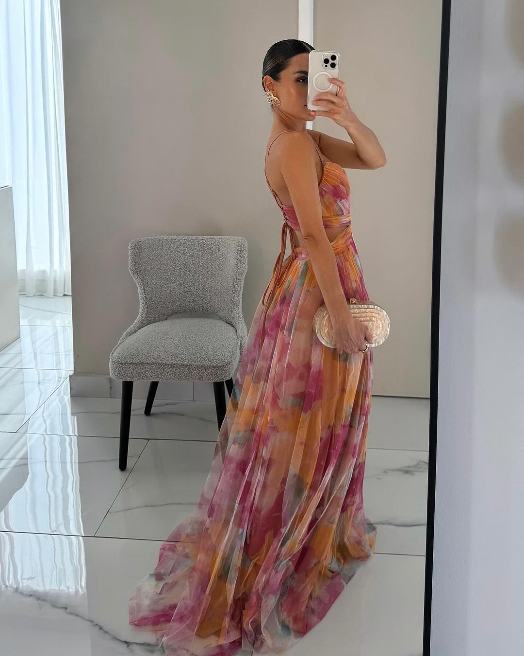 Feminines Maxikleid mit elegantem Schnitt, ideal als Sommer- oder Festkleid.