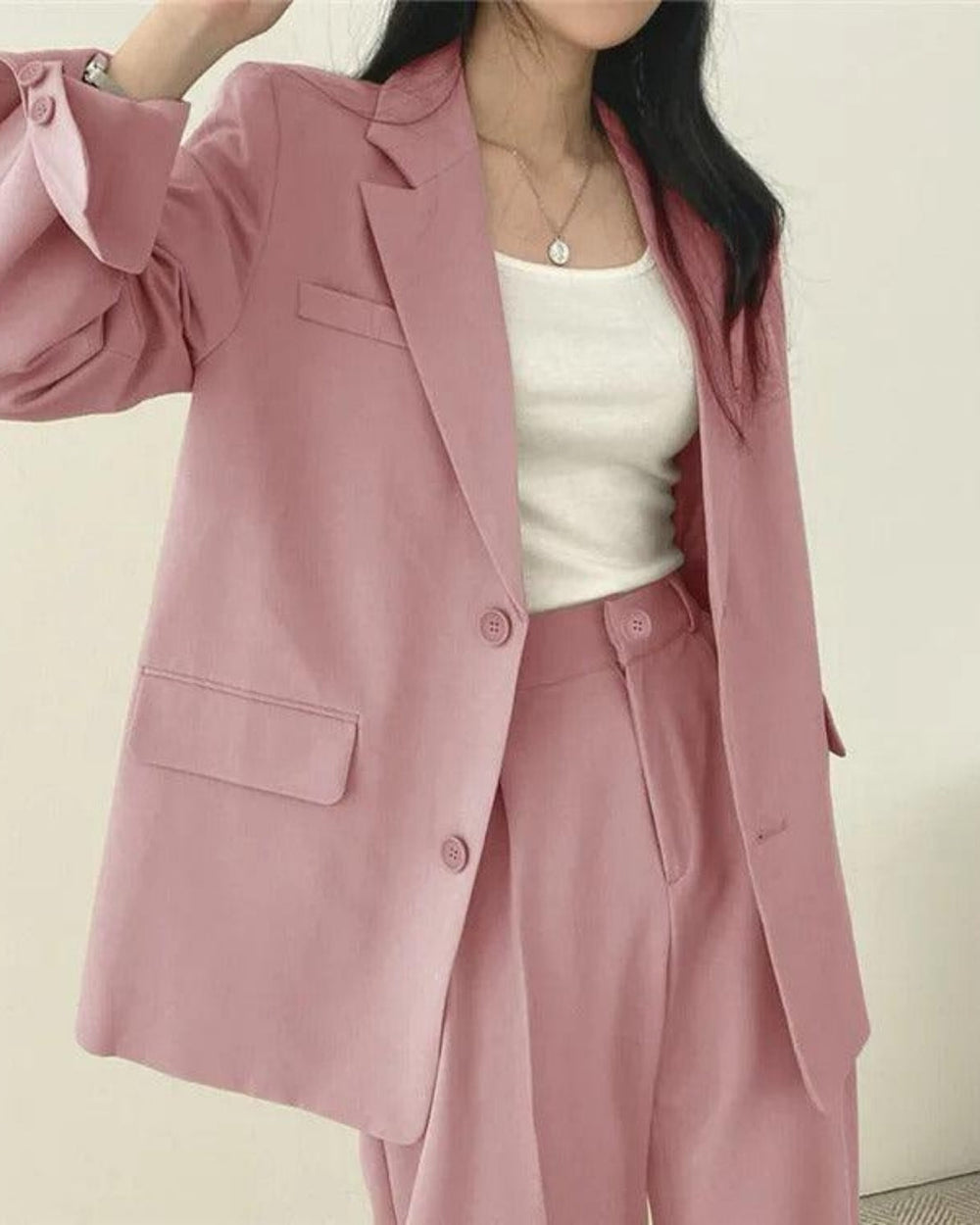 Modischer Oversize Blazer für Damen, Teil eines eleganten Hosenanzugs, perfekt für Frühlings- und Herbstmode.
