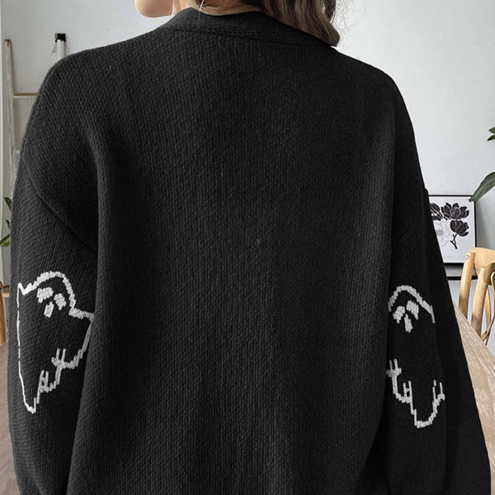 Model genießt den Herbst im bequemen Damen Langarmcardigan mit Geistermuster.