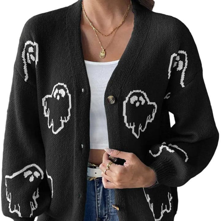 Seitliche Ansicht des Damen Halloween Cardigans. Zeigt die lockere Passform und das Geisterdesign.