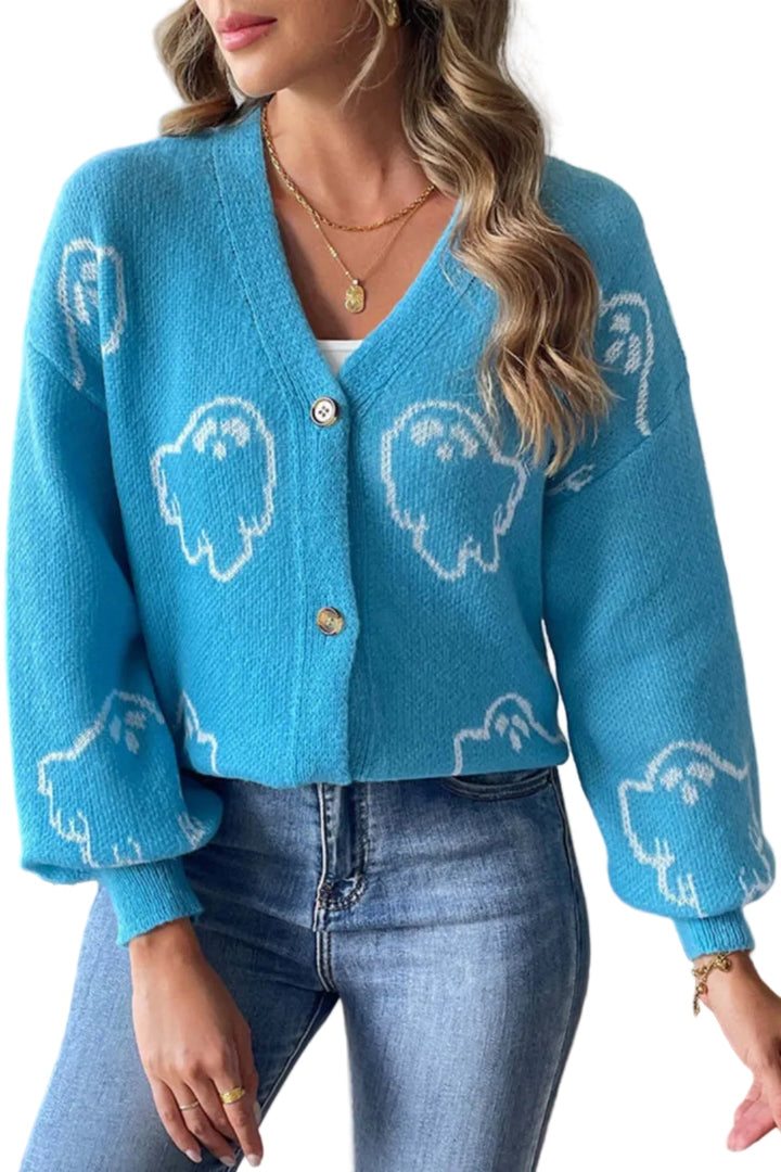 Model trägt Damenstrickcardigan mit gruseligen Geistern, zeigt Knopfleiste und V-Ausschnitt.