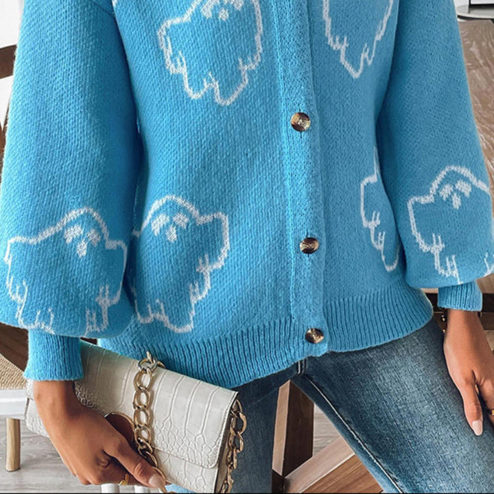 Detailansicht des einzigartigen Geistermusters auf dem weichen Damenstrickcardigan.