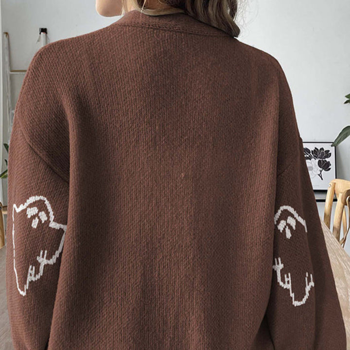 Trendiger Damenstrickcardigan mit verspieltem Geistermuster, perfekt für herbstliche Outfits.