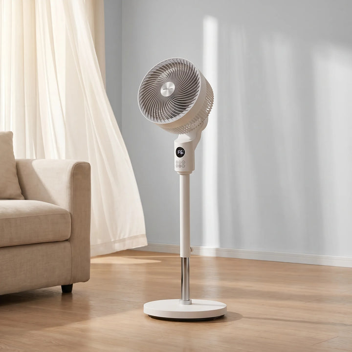 Höhenverstellbarer Standventilator mit intuitiver Fernbedienung, sorgt für flexible und leise Kühlung zu Hause.