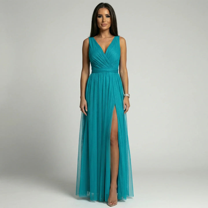 Langes, figurbetontes Damenkleid mit V-Ausschnitt, ärmellos, glänzend, festlich & modisch.
