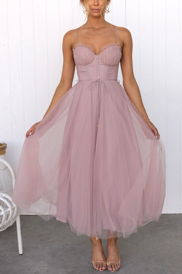 Sommerliches Maxikleid für Damen. Ärmelloses Design, eleganter V-Ausschnitt und fließender Stoff. Ideal für Urlaub.