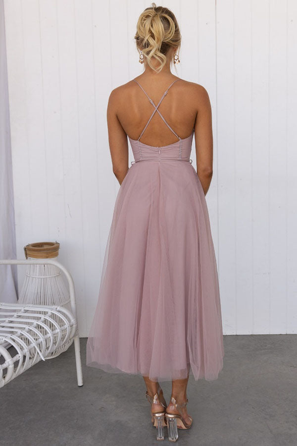 Modisches Damenkleid, ärmellos, mit V-Ausschnitt. Fließender Schnitt für festliche Anlässe oder stilvolle Freizeit.