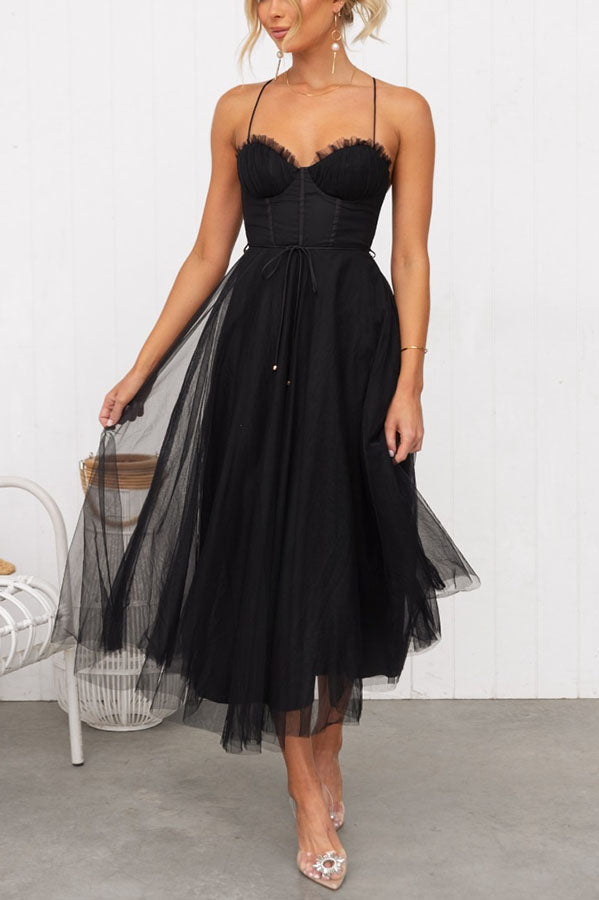 Detailansicht des V-Ausschnitts am eleganten, ärmellosen Damen Maxikleid mit fließendem Rock. Hochwertige Mode.