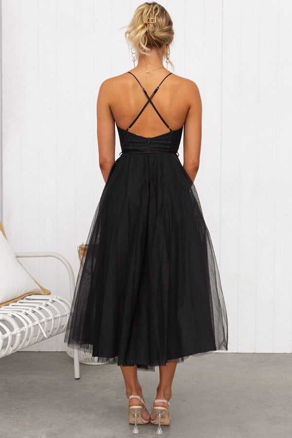 Rückenansicht des fließenden Damen Maxikleids, ärmellos, mit elegantem V-Ausschnitt. Ideal für Fest & Freizeit.