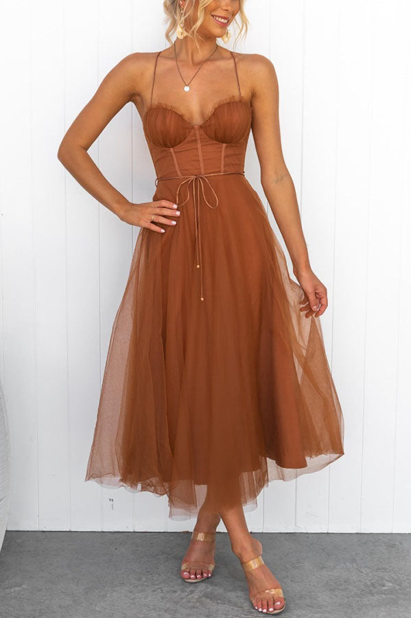 Vielseitiges Damenkleid: Ärmelloses Maxikleid mit V-Ausschnitt. Fließender Stoff für Komfort & Stil im Sommer.