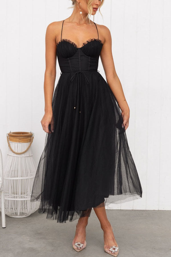 Stylisches Damen Maxikleid, fließend und ärmellos, mit V-Ausschnitt. Ein Must-have für die Damenmode im Sommer.
