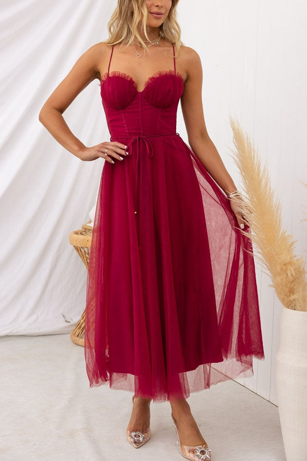 Komfortables, fließendes Damen Maxikleid mit V-Ausschnitt, ärmellos. Perfekt für einen entspannten, eleganten Look.