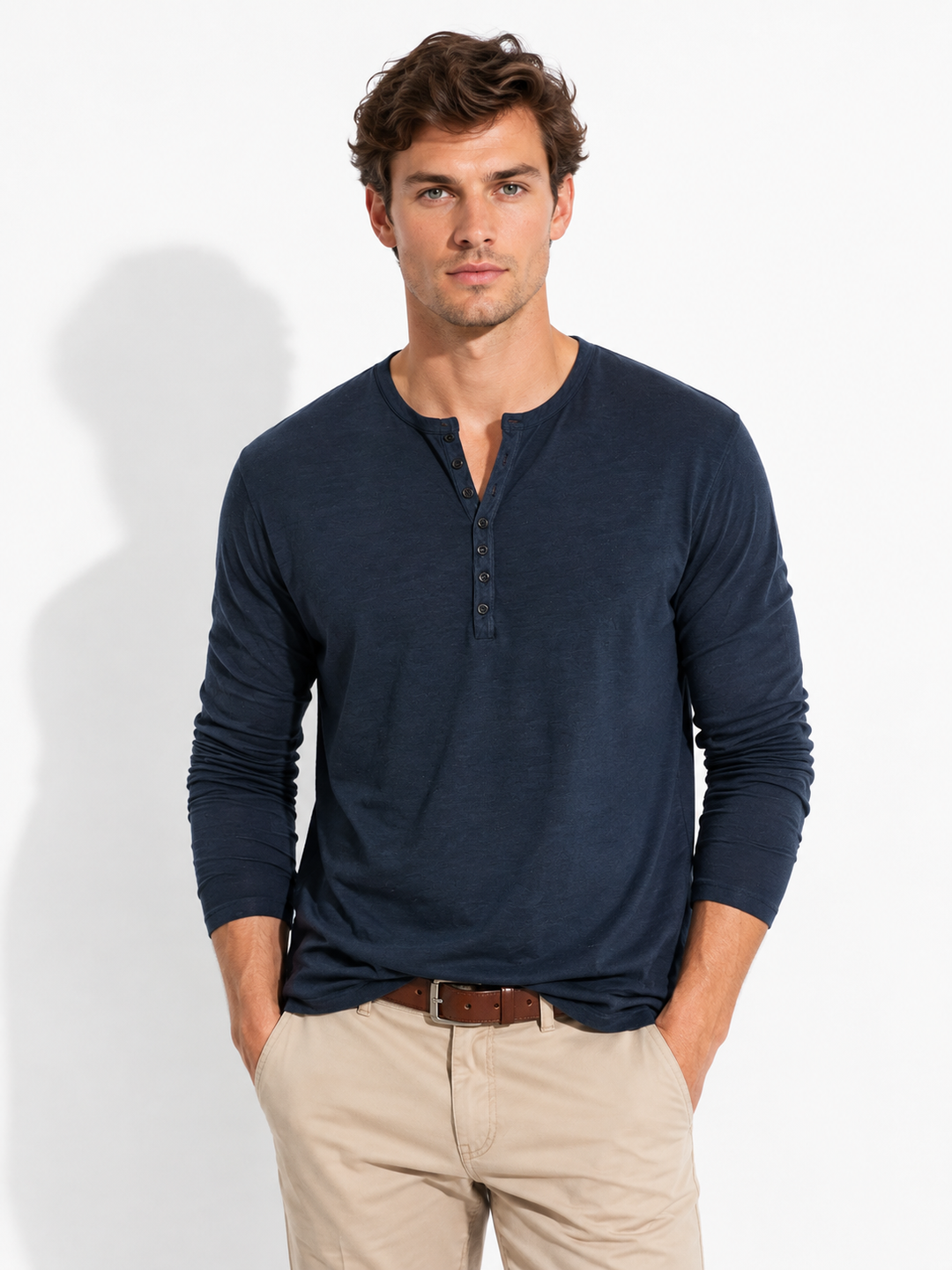 Klassisches Herren Langarmshirt für vielseitige Freizeitmode. Zeitloses und bequemes Oberteil für stilvolle Männer.