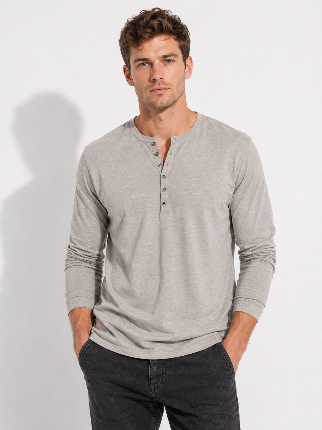 Bequemes Herren Langarmshirt mit langem Arm, ideal für Freizeit und stilvolle Mode. Klassisches und vielseitiges Oberteil.