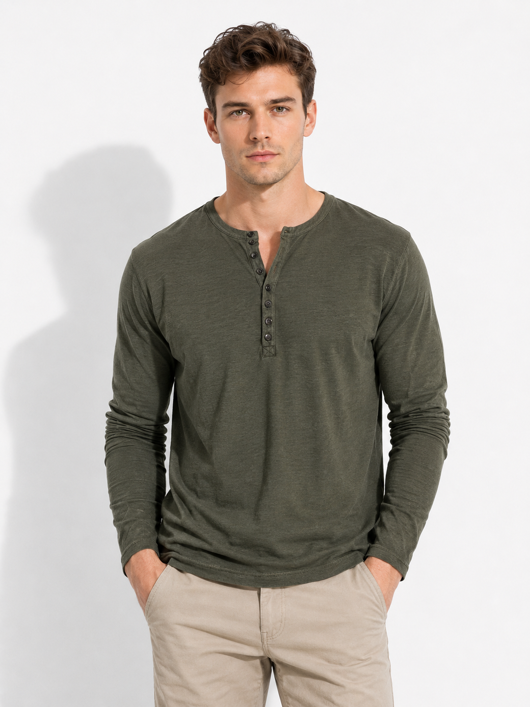 Stilvolles Herren Langarmshirt in klassischem Design. Bequemes Oberteil für Freizeit und Mode, vielseitig kombinierbar.
