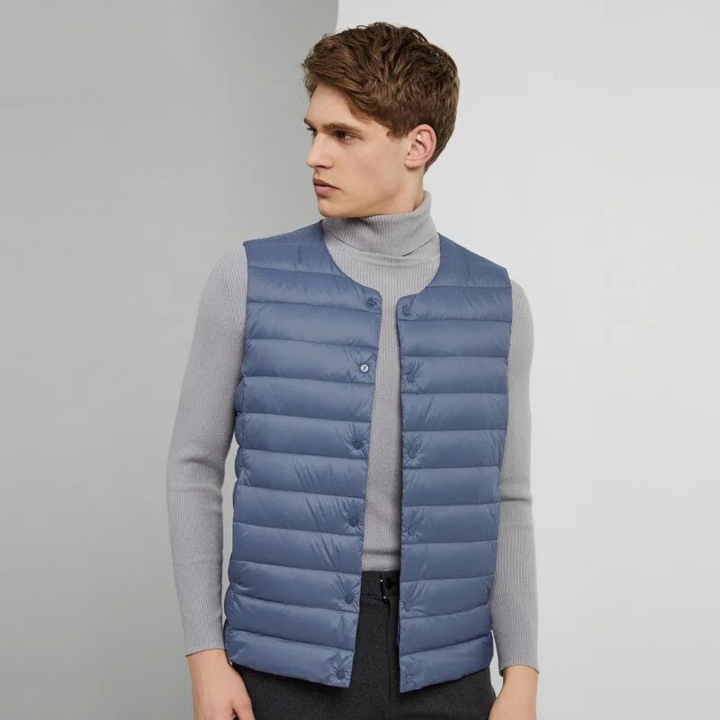 Dunkelblaue, ultraleichte Herren Steppweste Laurent, modisch und funktional für Herbst & Frühling.
