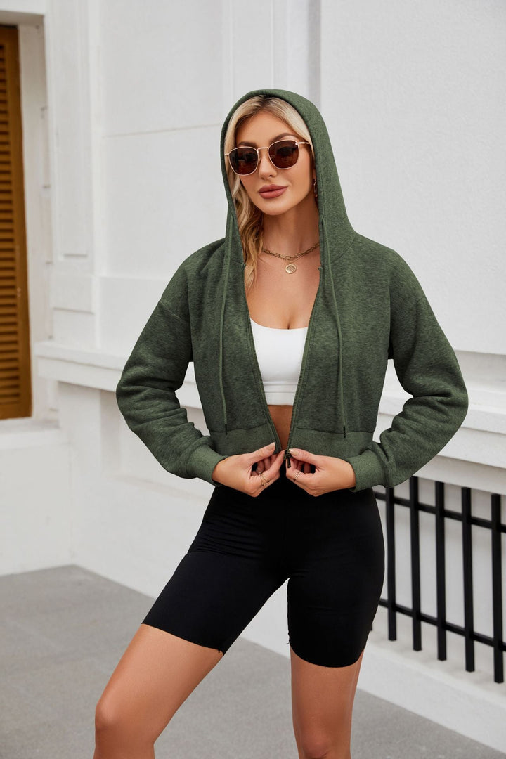 Weiche kurze Damen Zip-Hoodie Jacke mit Kapuze, bequemer Freizeitpullover im modernen Athleisure-Look.