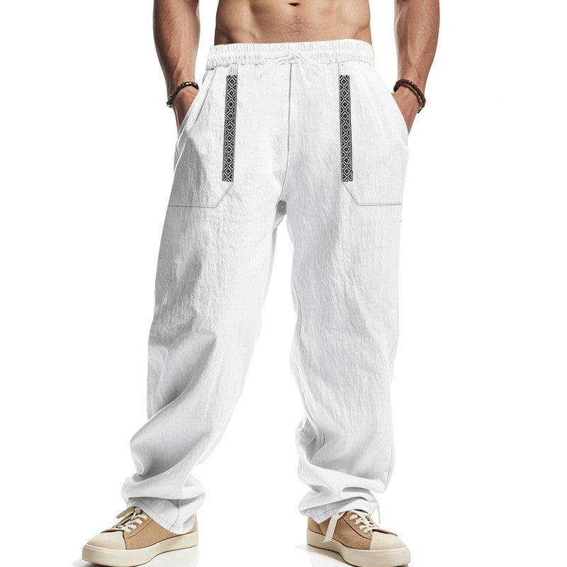 Detailaufnahme der praktischen Pattentaschen einer Herren Cargo-Hose, funktional und modisch.