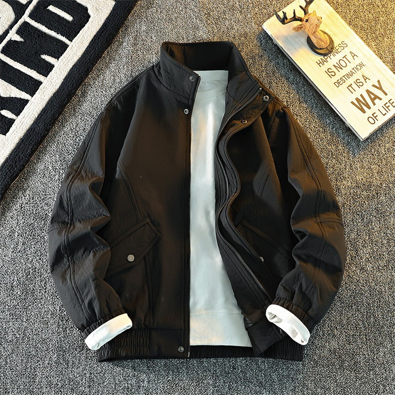 Männer Stehkragenjacke in Schwarz, bequem & stilvoll, perfekt für Outdoor und kühle Abende.