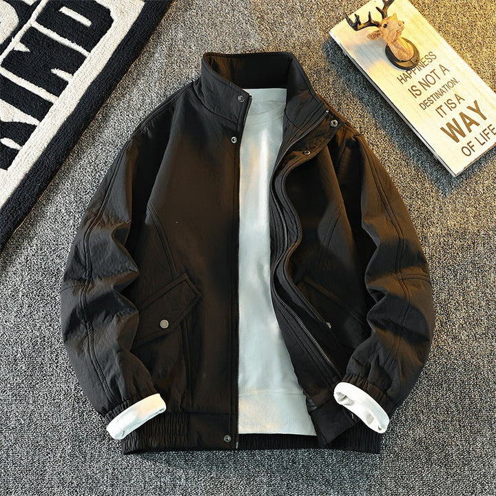 Männer Stehkragenjacke in Schwarz, bequem & stilvoll, perfekt für Outdoor und kühle Abende.