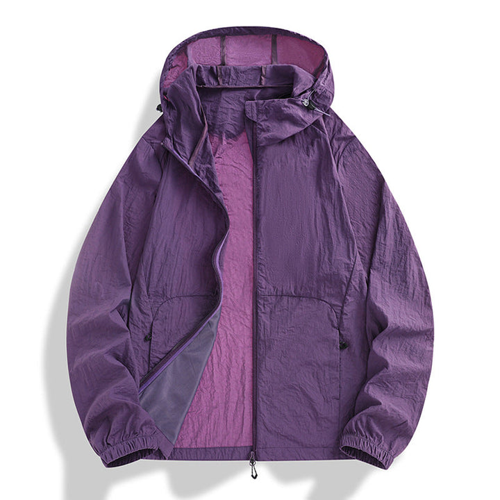 Sportliche Herren Wanderjacke mit Kapuze, windabweisend und leicht, ideal für Trekking & Outdoor-Freizeit.
