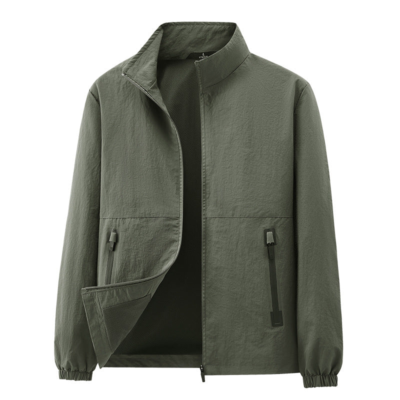 Allwetter Herren Funktionsjacke mit Stehkragen, ideal als Übergangsjacke für Abenteuer.