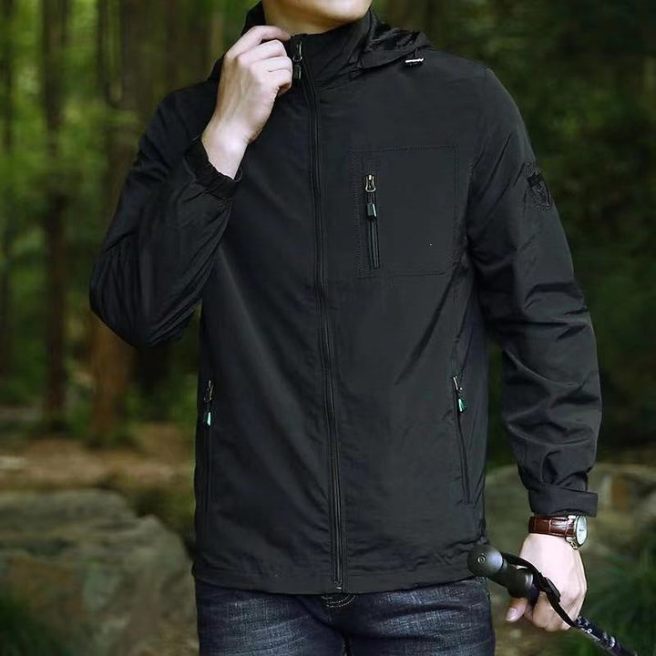 Kompakt gefaltete leichte Herrenjacke, perfekt als Reisejacke, platzsparend & immer dabei.