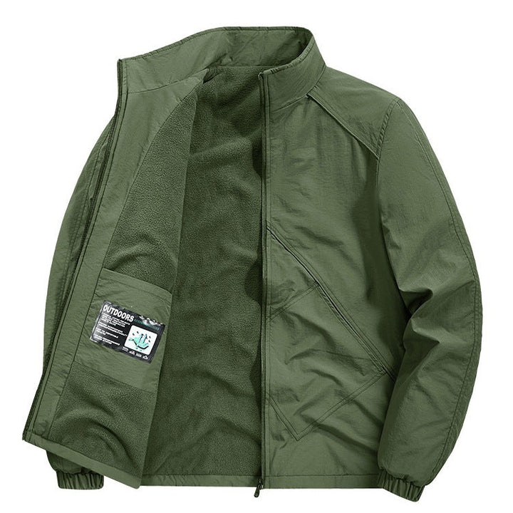 Detailaufnahme der modernen Herren Frühjahrsjacke, Reißverschluss und Taschen gut sichtbar.