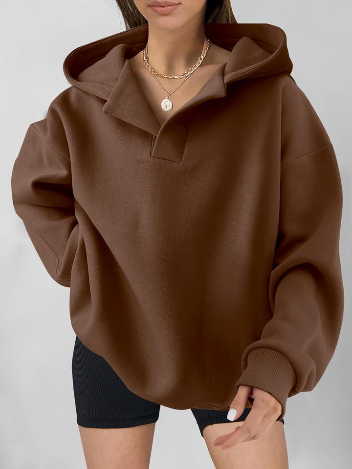 Vielseitiger Damen Oversize Hoodie mit V-Ausschnitt. Bietet Komfort und lässigen Chic.