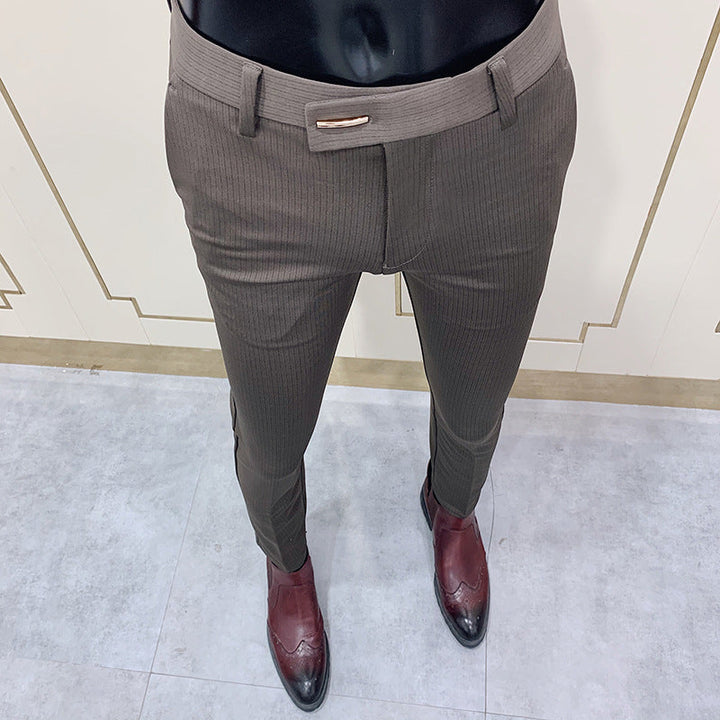 Stilvolle Herren Nadelstreifen Anzughose in Slim Fit Passform. Moderne Tapered Leg Businesshose für gehobene Männer Mode.