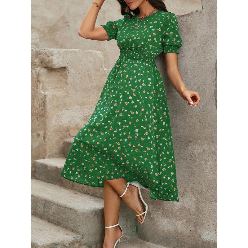 Atemberaubendes Damen Maxikleid mit floralem Print, Smock-Taille und verspielten Puffärmeln.