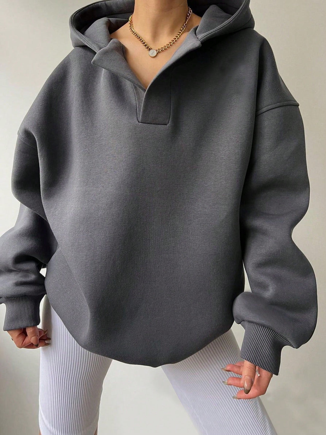 Eleganter Damen Oversize-Hoodie mit V-Ausschnitt und Rippbündchen, ideal für moderne Athleisure-Looks.