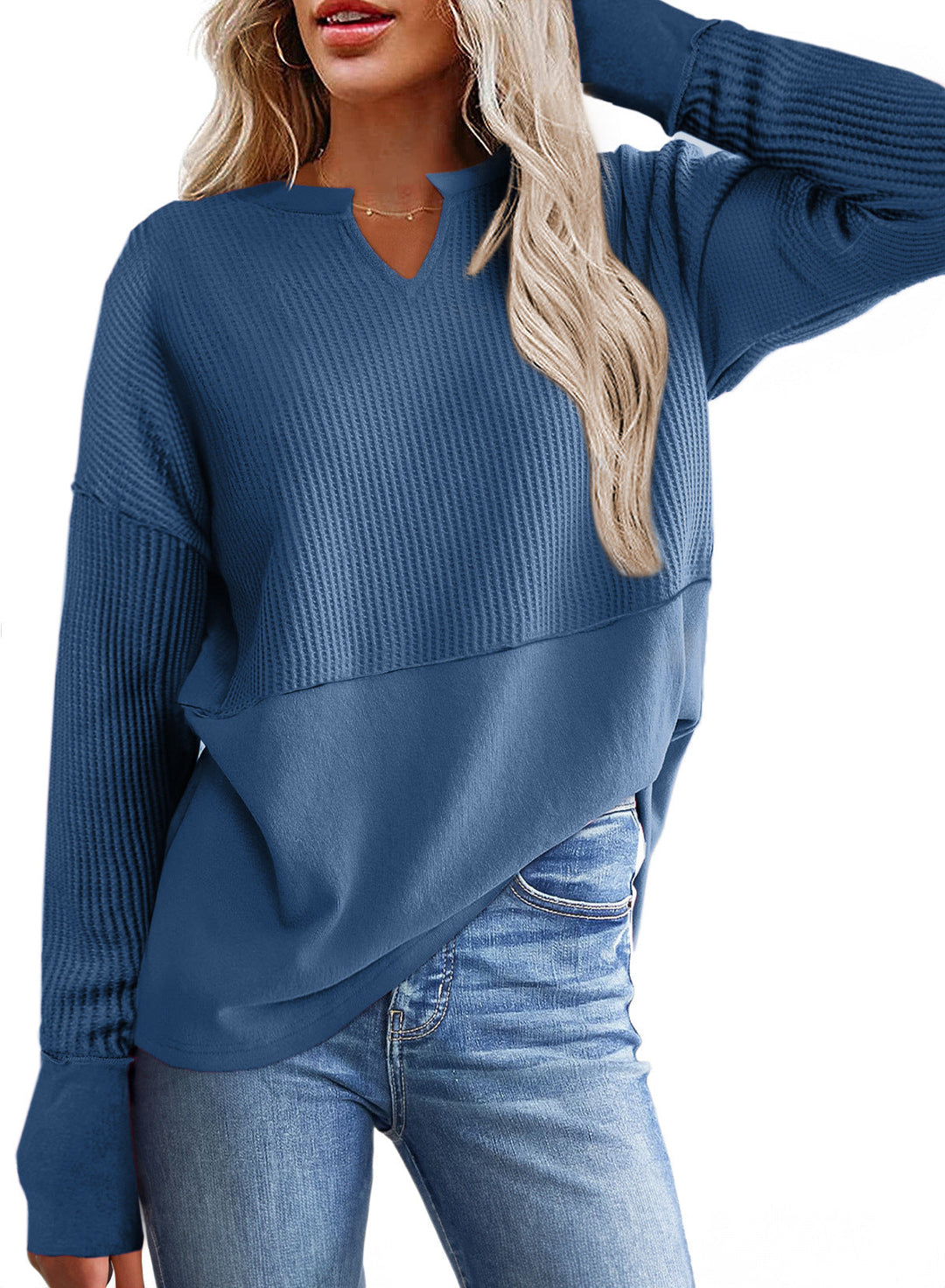 Trendiger Damen-Oversize-Pullover mit Waffle-Strick-Muster und V-Ausschnitt, modisch und bequem.