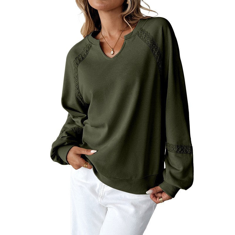 Detailaufnahme des V-Notch Ausschnitts & der feinen Spitze an einem Damen Sweatshirt.